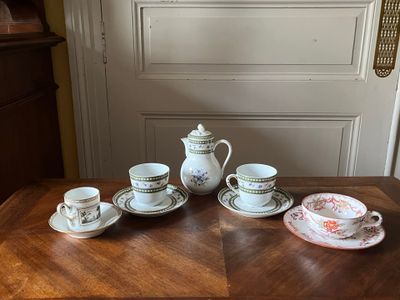 une table en bois sur laquelle est posé un service à thé