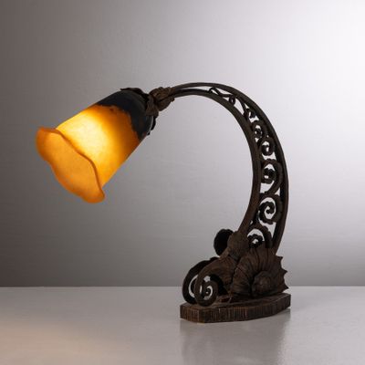 l'image d'une lampe posée sur une table