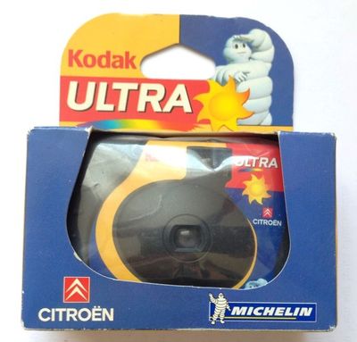 Emballage d'un appareil photo Kodak Ultra dans une boîte posée sur une surface blanche