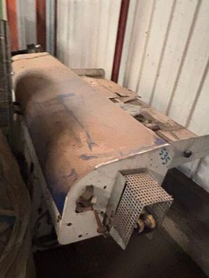 une machine qui se trouve à l'intérieur d'un bâtiment