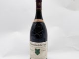 une bouteille de vin posée sur une table