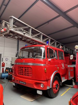 un camion de pompiers rouge garé à l'intérieur d'un bâtiment