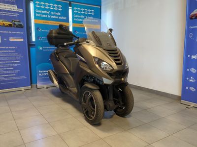 un scooter garé dans un showroom