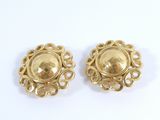 paire de boucles d'oreilles dorées au motif en filigrane