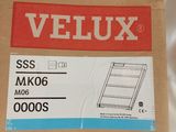 une boîte en carton sur laquelle est collée une étiquette portant l'inscription « Veluxx »