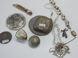 un grand nombre d'objets posés sur une table