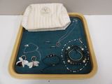 un plateau sur lequel se trouvent tout un tas de bijoux