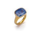 une bague en or avec une pierre bleue au centre