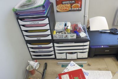 un bureau encombré, couvert de papiers