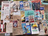 une table sur laquelle sont posées plusieurs vieilles cartes postales