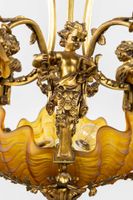 Lustre orné de putti et de plaques en forme de coquilles de … (photo 4)