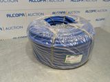 un rouleau de fil bleu emballé dans du plastique posé sur une table