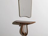 un miroir accroché au mur au-dessus d'une table en bois