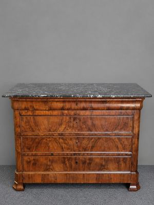 une commode en noyer avec un plateau en marbre