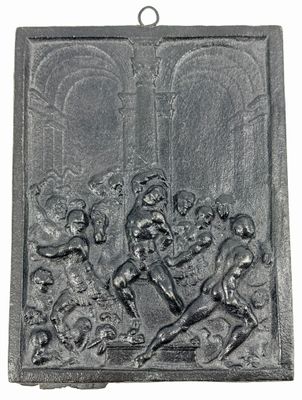 une plaque en métal noir sur laquelle figure la photo d'un groupe de personnes