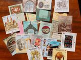 de nombreux types de cartes différents posés sur une table en bois