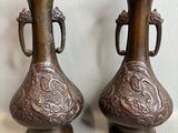 deux vases posés sur une table