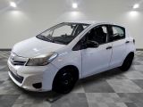 la photo d'une voiture blanche garée dans un garage