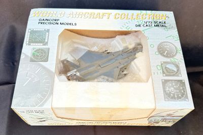 une boîte contenant une maquette d'avion de chasse