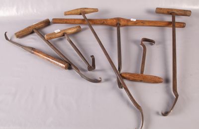 les nombreux types d'outils qui se trouvent sur la table