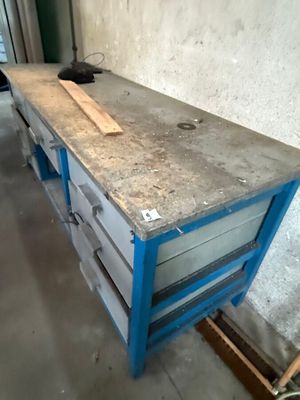 un établi en cours de construction dans un garage
