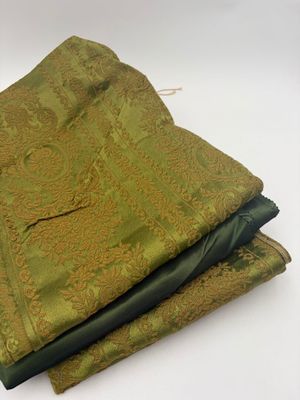 Une paire de rideaux en satin façonné vert impérial.