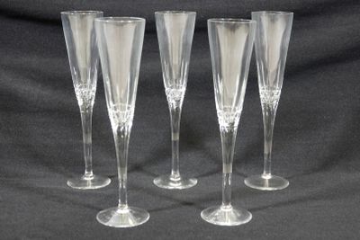 SUITE DE 5 FLÛTES à champagne en cristal.