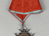 Gros plan sur une médaille portant une étoile