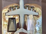 un avion blanc qui se trouve dans une boîte en plastique