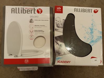 emballage d'une cuvette de WC avec le couvercle ouvert et le couvercle fermé