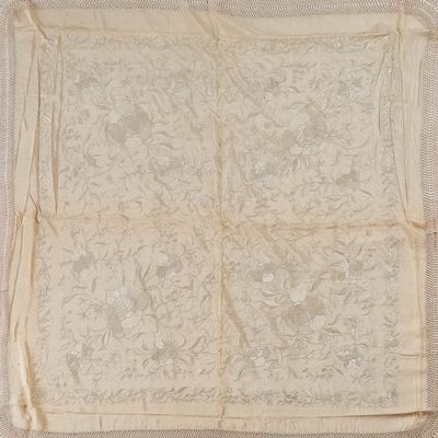 un vieux mouchoir blanc orné d'un motif floral