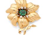 une broche en forme de fleur, sertie d'émeraudes et de diamants, signée Van Cleef