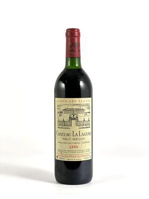 une bouteille de vin posée sur une table