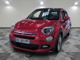 la petite voiture rouge est garée dans une grande pièce