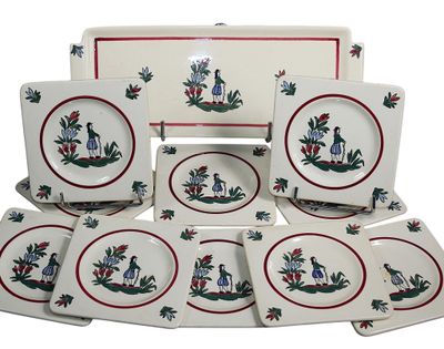 un ensemble d'assiettes et de plateaux décorés d'oiseaux
