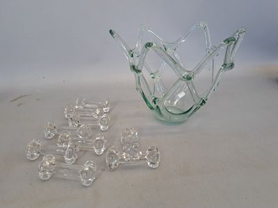 un saladier en verre contenant de nombreux petits morceaux de verre