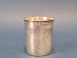 une coupe en argent posée sur une table