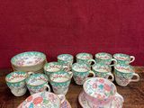 de nombreuses tasses et soucoupes posées sur une table en bois