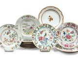 un ensemble d'assiettes ornées de fleurs sur un fond blanc
