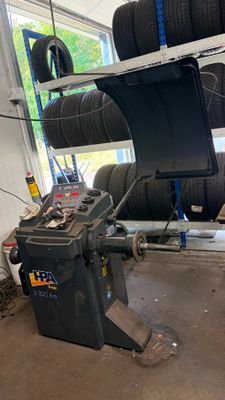 une voiture sur laquelle travaille un mécanicien dans un garage