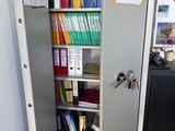 une armoire métallique contenant de nombreux dossiers et chemises