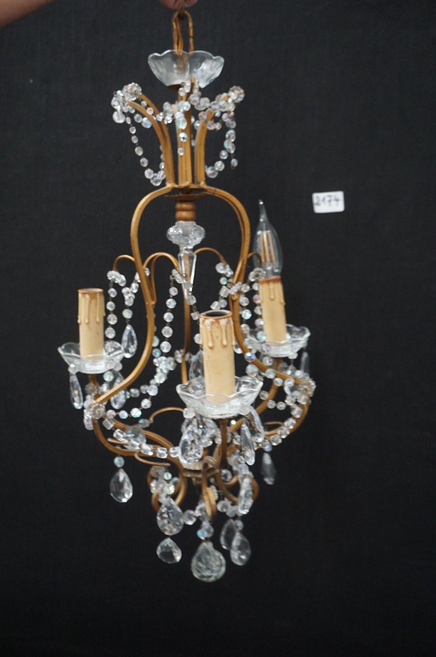 lustre ancien en laiton - orné de pendeloques en cristal - à…