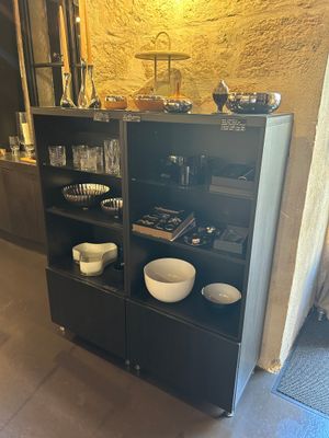 une armoire noire sur laquelle sont posés des bols