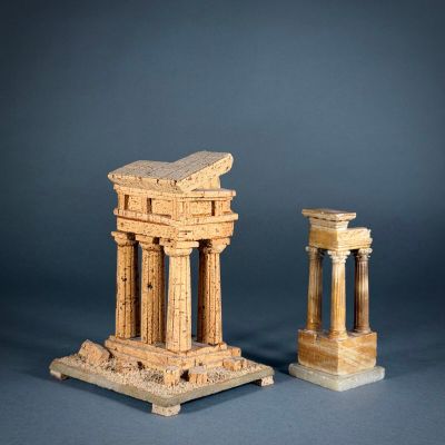 an image of a couple of small statues sitting on top of a table