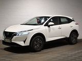 Le SUV Nissan blanc est garé dans un parking couvert.
