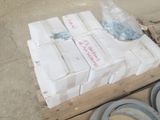 une pile de cartons blancs posée sur une palette en bois