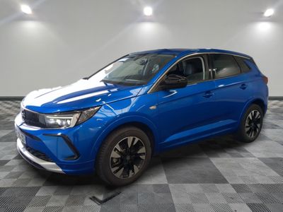 un SUV Buick bleu de 2020 garé dans un garage