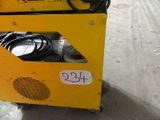 une machine jaune posée sur le sol