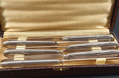 6 couteaux en argent fourrés, lames argent, dans leur coffre…