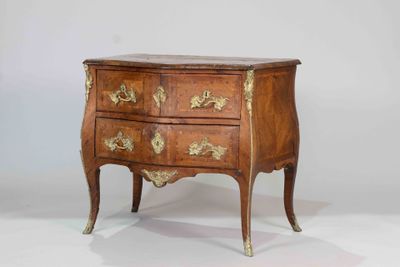 une vieille commode en bois avec un plateau en marbre